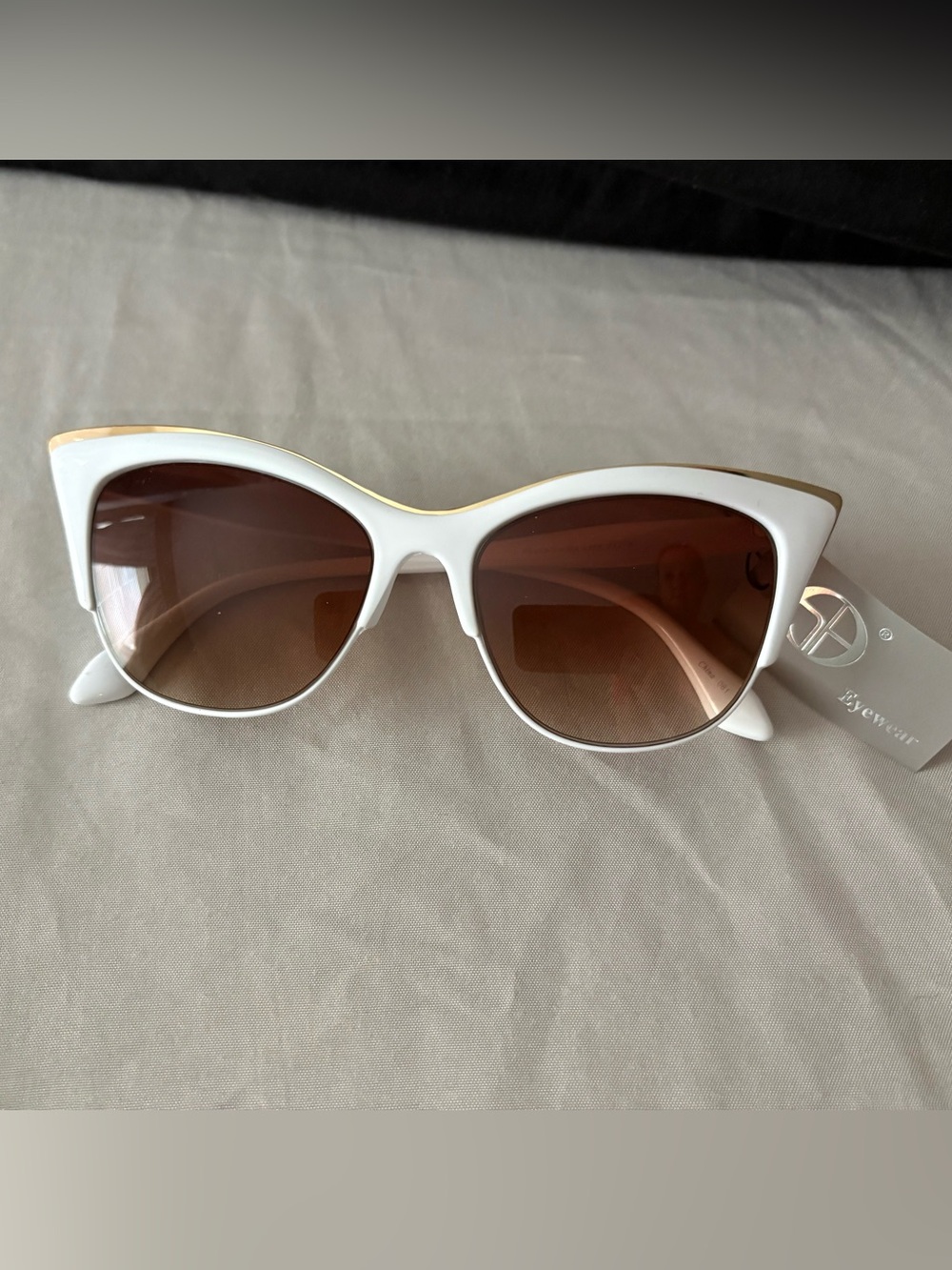 White Cat-Eye Sunglasses with Brown Gradient Lenses